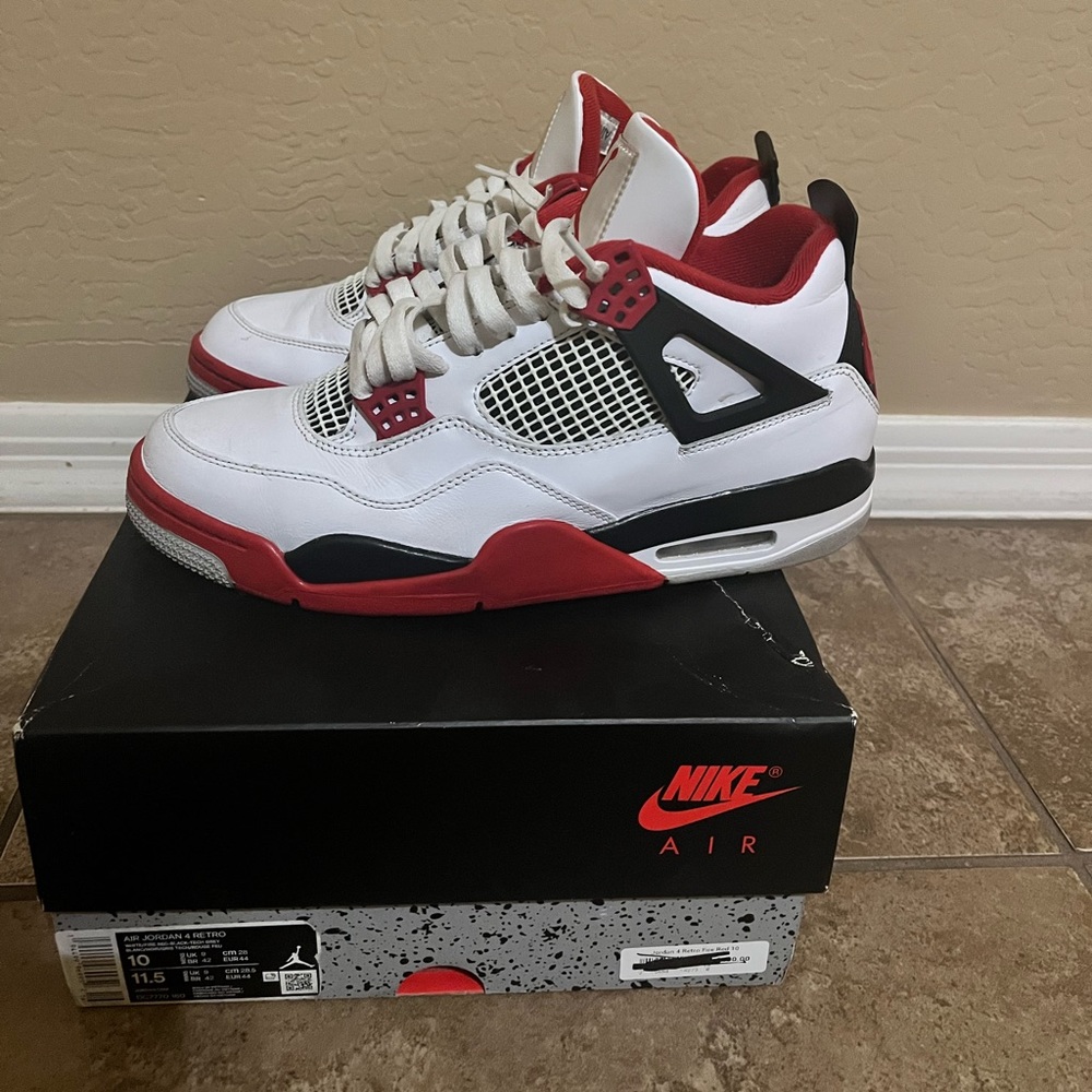 ✅Sold✅Fire red Jordan 4 2020.